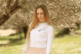 סריג לבן עם רקמה פרחים