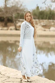 סריג תכלת עם רקמה פרחים