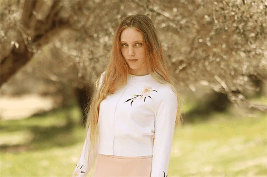 סריג לבן עם רקמה פרחים