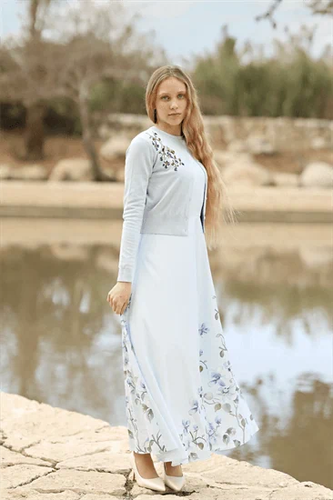 סריג תכלת עם רקמה פרחים